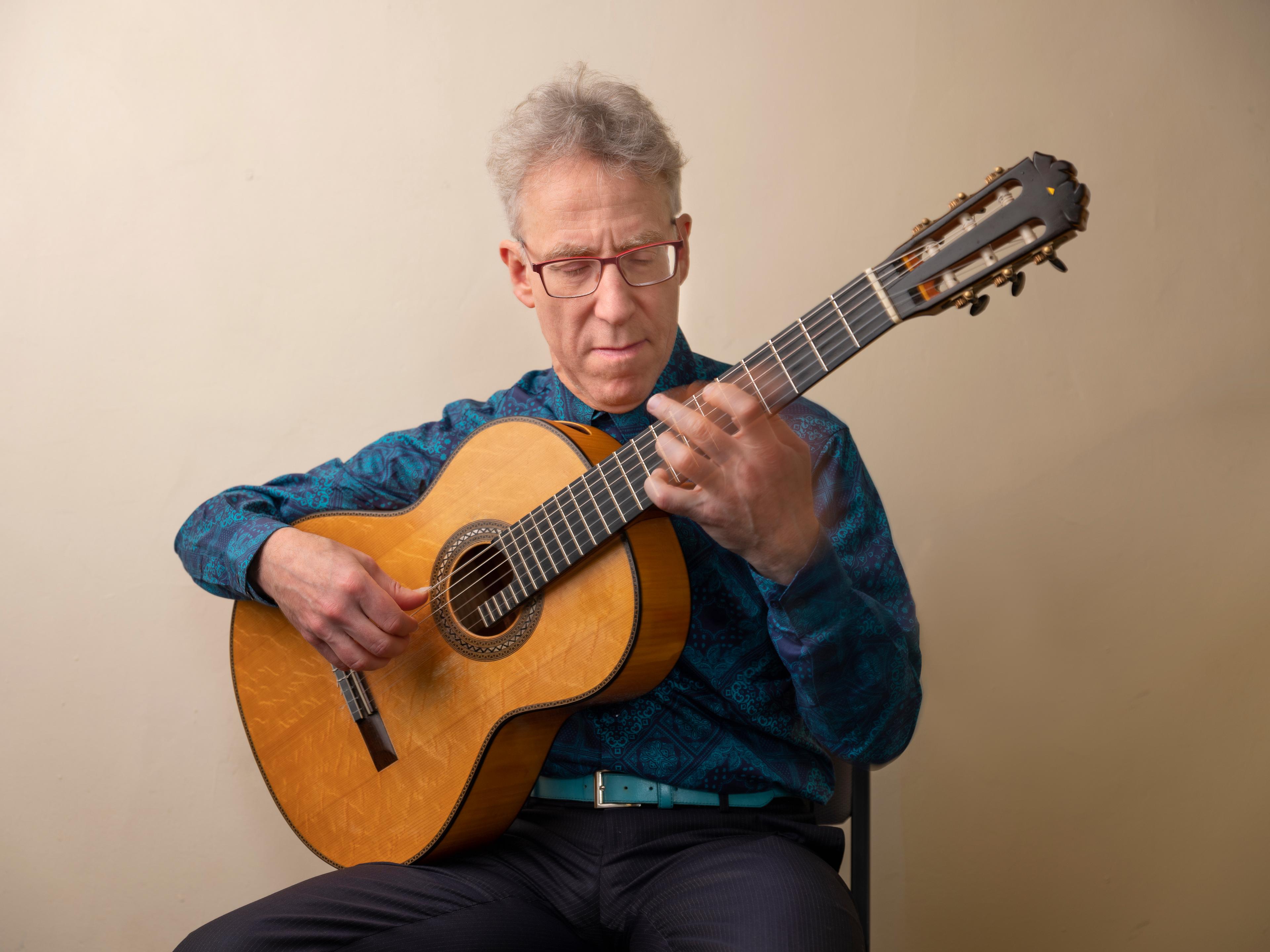 Eliot Fisk smiling with guitar